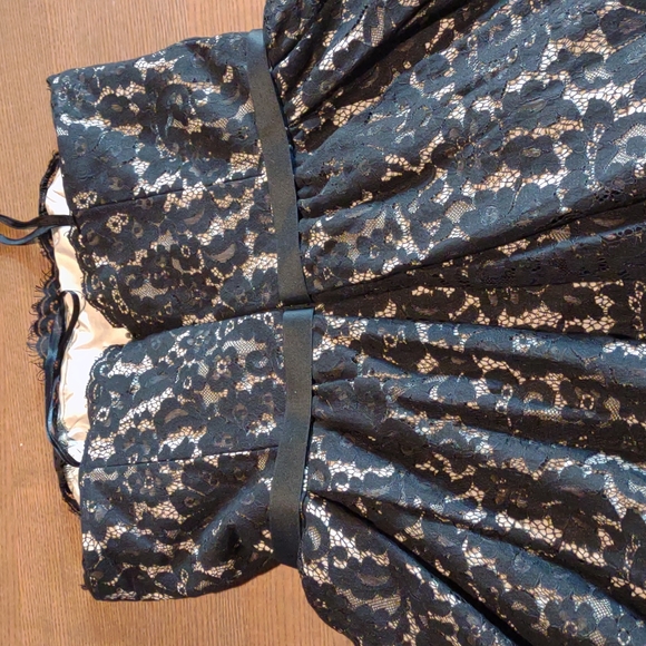 Sexy Coaktail / Formal Dress by ROBERT RODRIGUEZ for Neiman Marcus. Size 4 - Picture 7 of 11